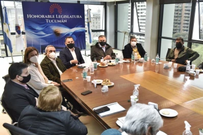 Jaldo escuchó las inquietudes de los docentes de la Agrupación Isauro Arancibia