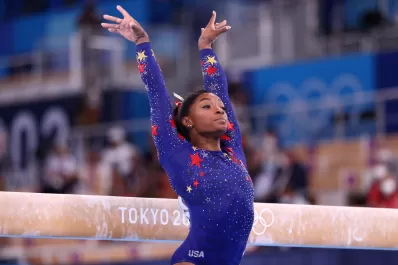 La estrella de los Juegos Olímpicos, Simone Biles, se retiró por una lesión en la final de gimnasia artística