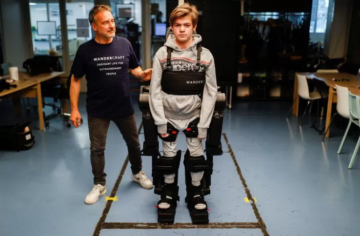 Construyó un dispositivo para que su hijo pueda volver a caminar