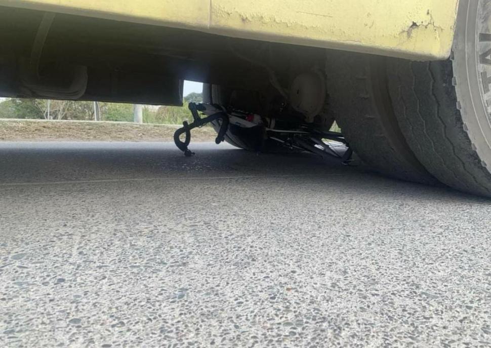 IMPRESIONANTE. La bicicleta de la víctima quedó debajo de la rueda.  