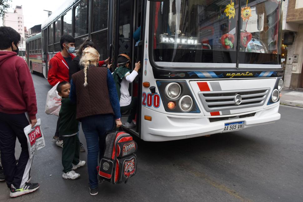 COLECTIVOS. Funcionaron normalmente, sin distanciamiento social. la gaceta / foto de diego aráoz