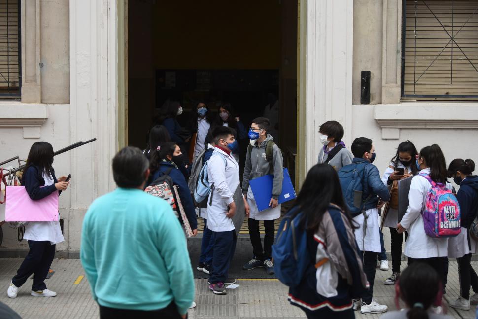 ESCUELA NORMAL. Chicos salen después del primer día de clases. la gaceta / foto de diego aráoz