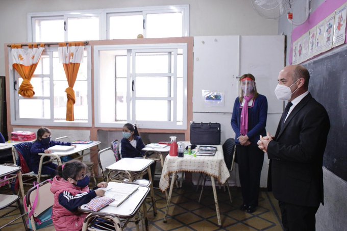 VISITANDO LAS ESCUELAS. El ministro Lichtmajer dialogó con niños. ministerio de educacion 