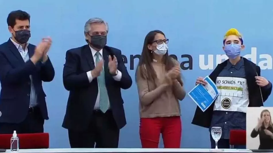 Las personas que tramiten el DNI no binario podrían tener problemas para viajar a otros países