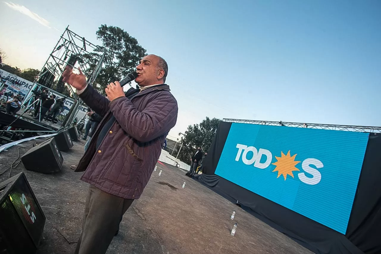 RUMBO A LAS PASO. Juan Manzur en el acto de lanzamiento del Frente de Todos en Tucumán.