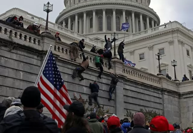 “INFIERNO”. Custodios del edificio legislativo relataron cómo fue la irrupción de simpatizantes de Trump.  