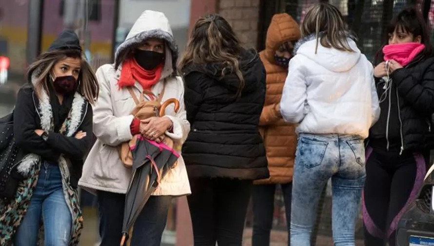 A ABRIGARSE. La alerta violeta continúa vigente para mañana en Tucumán.