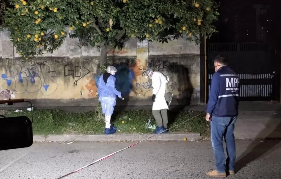 TRABAJANDO. Los peritos revisan el lugar donde se registró el crimen. ministerio de educacion 