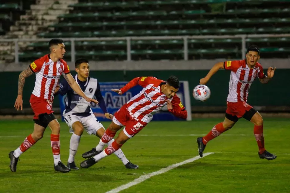 CHANCE. Herrera jugó menos de 20 minutos el sábado pero para el entrenador se desenvolvió bien. En la foto, cabecea ante la mirada de Estigarribia y Lucas González. foto de leandro gianonne (especial para la gaceta)
