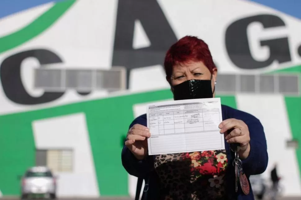 PROTEGIDA. Una mujer exhibe su carnet tras recibir la segunda dosis. 