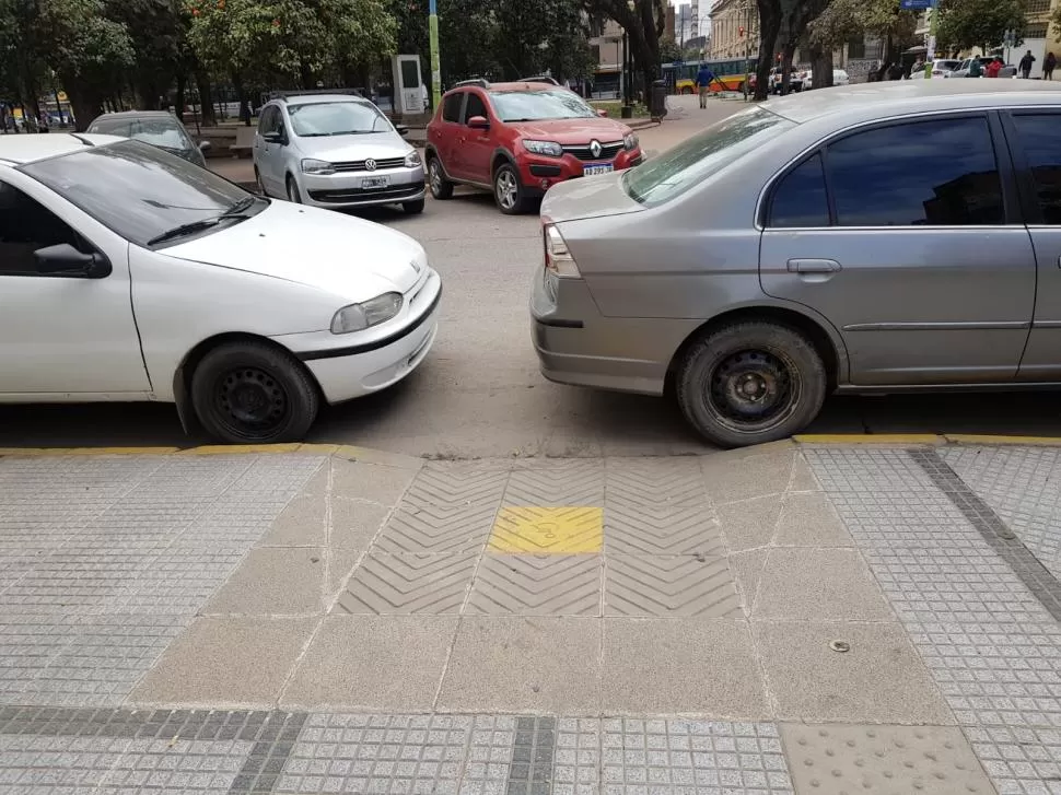 Paso vedado a personas con discapacidad