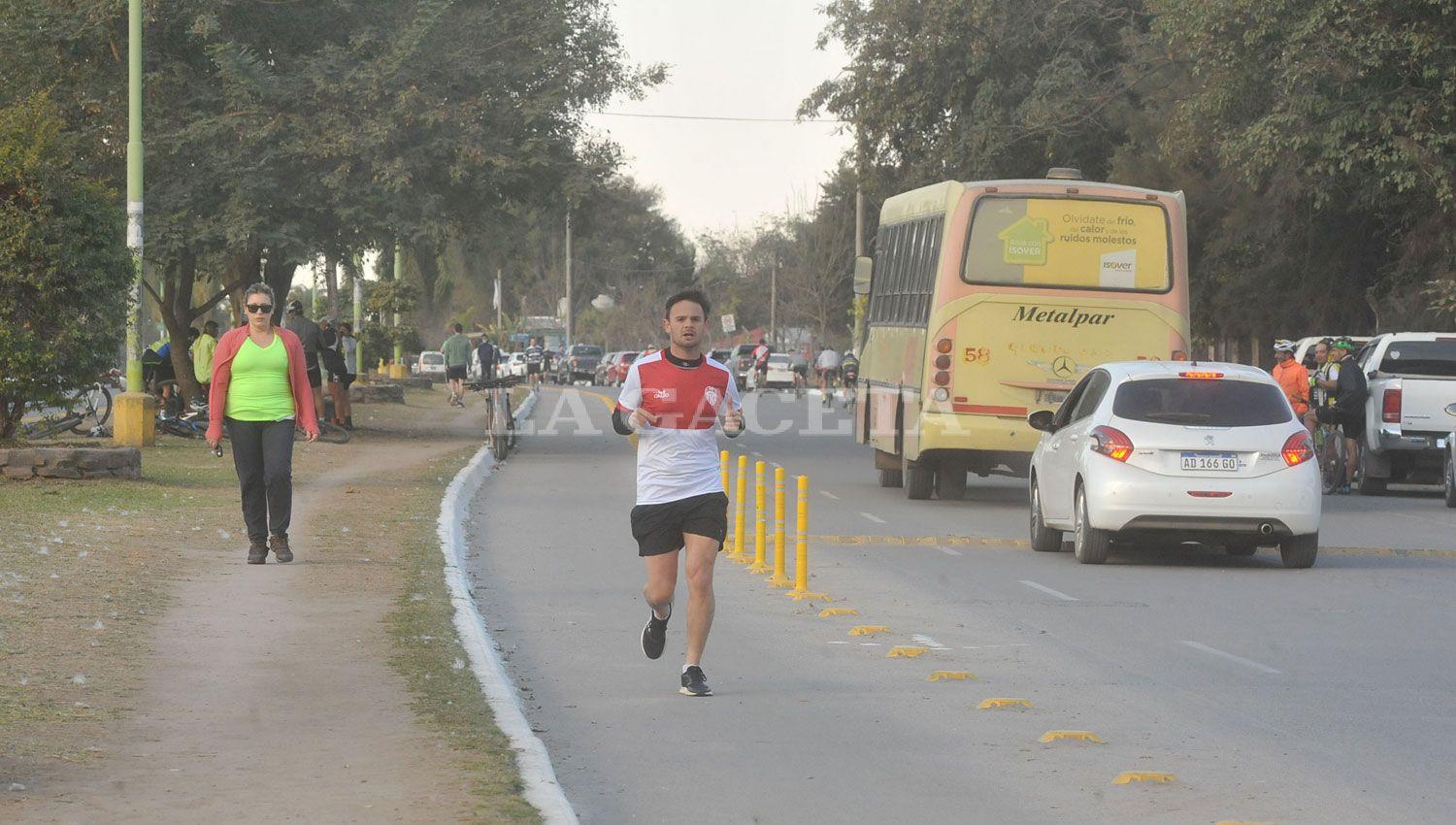 SECTOR CONCURRIDO Y CAÓTICO. los runners tienen un área diferenciada en dos cuadras, pero hay de todo en la avenida, incluso animales.