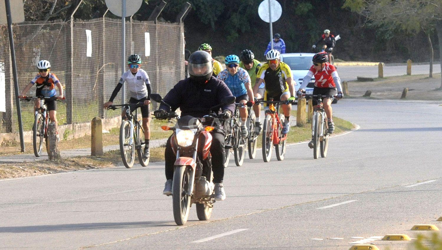 SECTOR CONCURRIDO Y CAÓTICO. los runners tienen un área diferenciada en dos cuadras, pero hay de todo en la avenida, incluso animales.