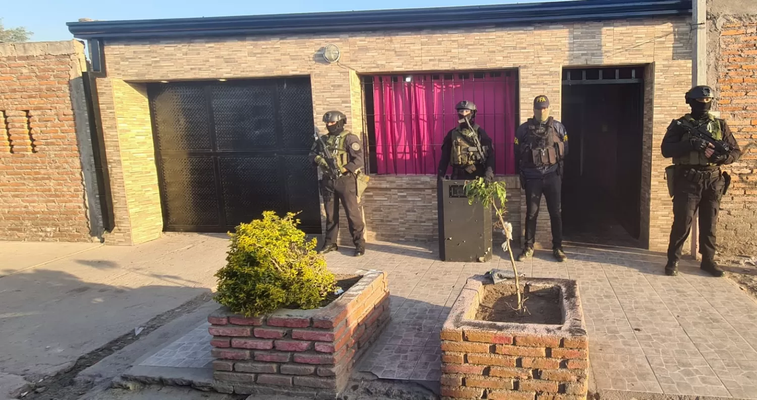 La policía allanó una vivienda en barrio 1 de Mayo y encontró droga