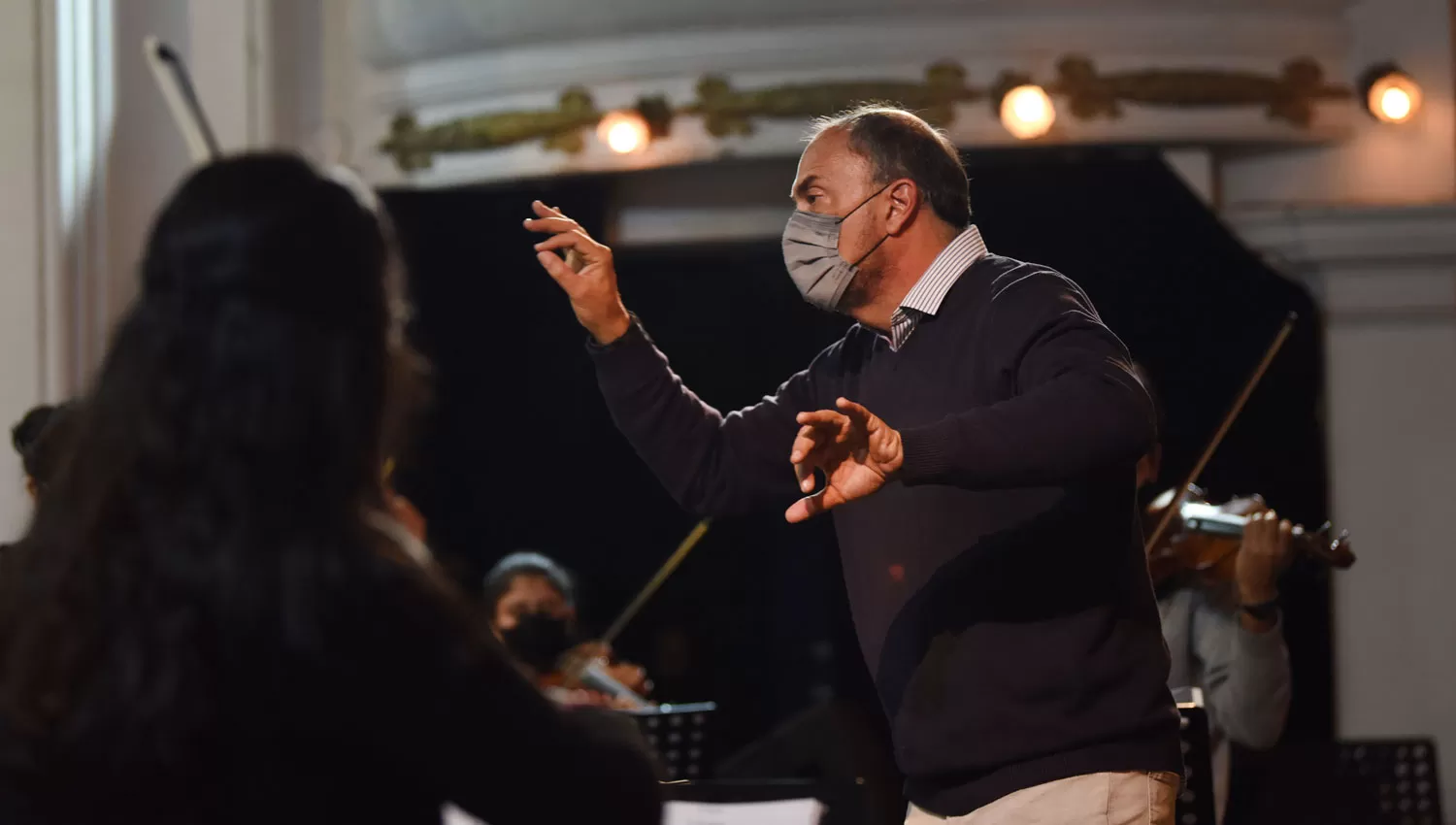 PROTOCOLO. Como muchas orquestas del mundo, el director y los músicos trabajan con barbijo.  