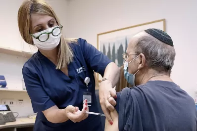 Israel aprobó aplicar una tercera dosis de la vacuna contra la covid-19 para mayores de 60 años