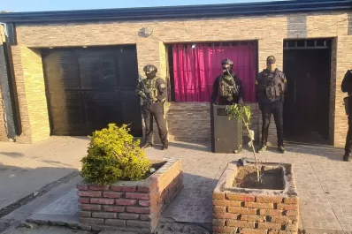 La policía allanó una vivienda en barrio 1 de Mayo y encontró droga