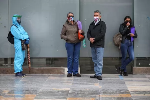 Colombia estudia imponer restricciones a quienes no se vacunen contra la covid-19