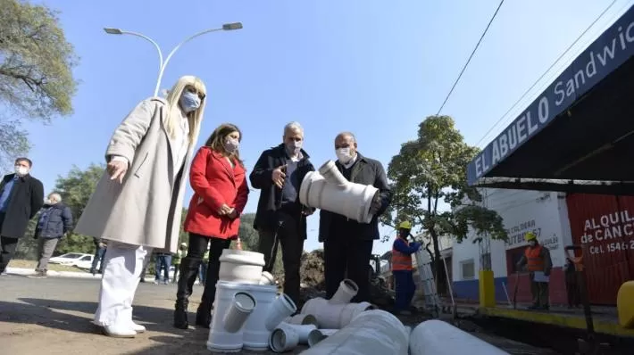 Chahla observa los nuevos caños cloacales. FOTO GOBERNACIÓN. 