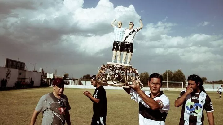  CONTRAPELOTA. Documental de Diego Crespo sobre un DT que motiva a sus jugadores con las enseñanzas de Paulo Coelho y otros autores. Por Cine.ar Play