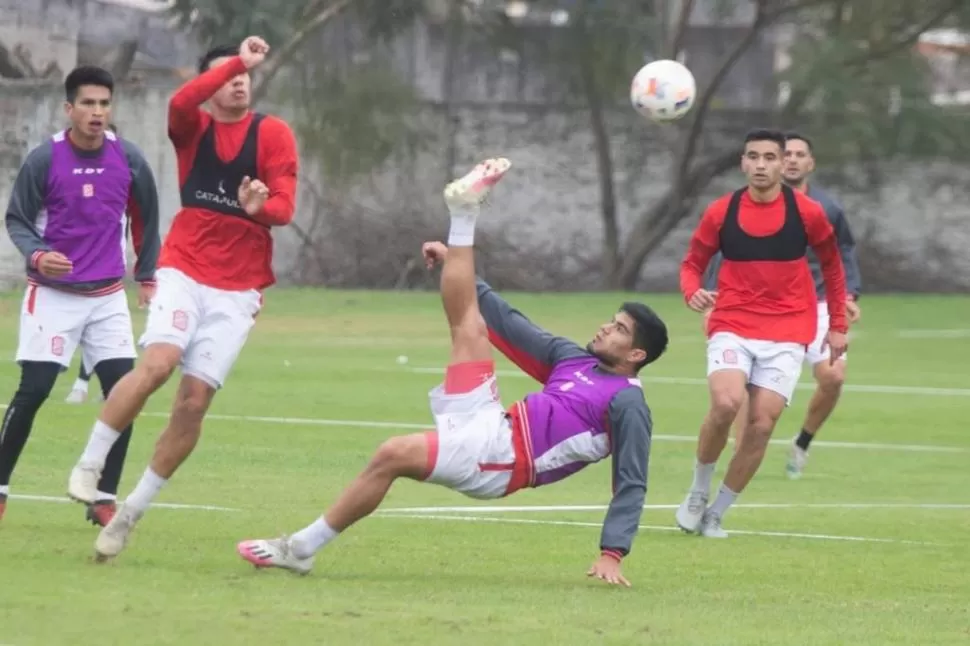 TRABAJAN CON TODO. El plantel “santo” tiene como objetivo corregir los errores que lo privaron de seguir sumando victorias. Derrotar a Estudiantes, el domingo, es casi una obligación para seguir soñando.  twitter@casm
