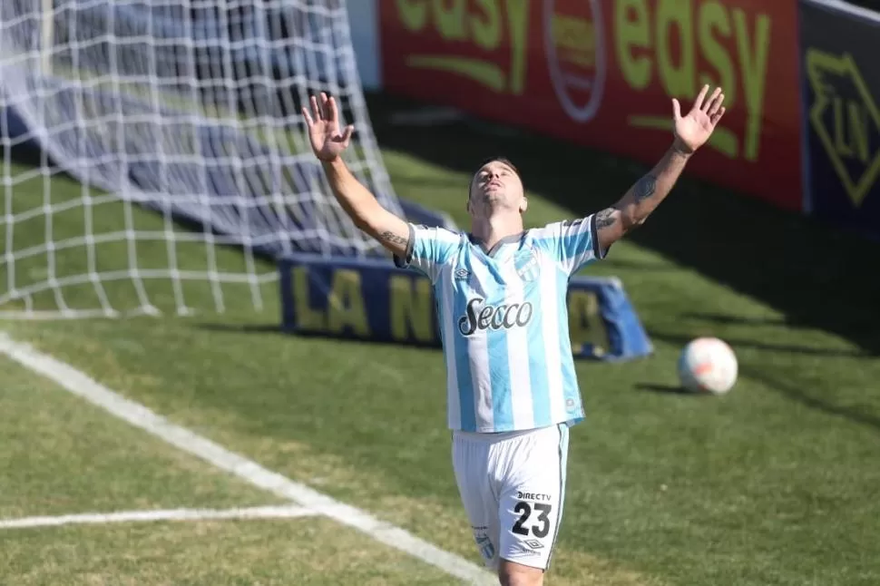 AGRADECE. El grito al cielo de Carrera, luego de convertir su gol. 