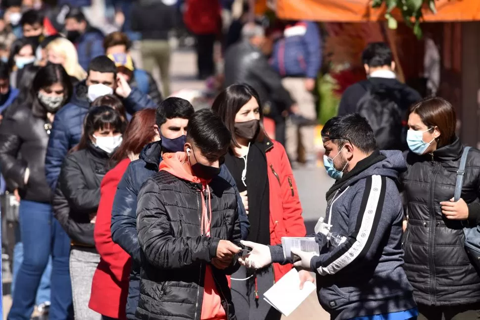 INTERESADOS. Unos dos meses atrás, una larga fila de jóvenes para vacunarse en un nodo transitorio ubicado en plena peatonal Muñecas, en el centro de San Miguel. LA GACETA