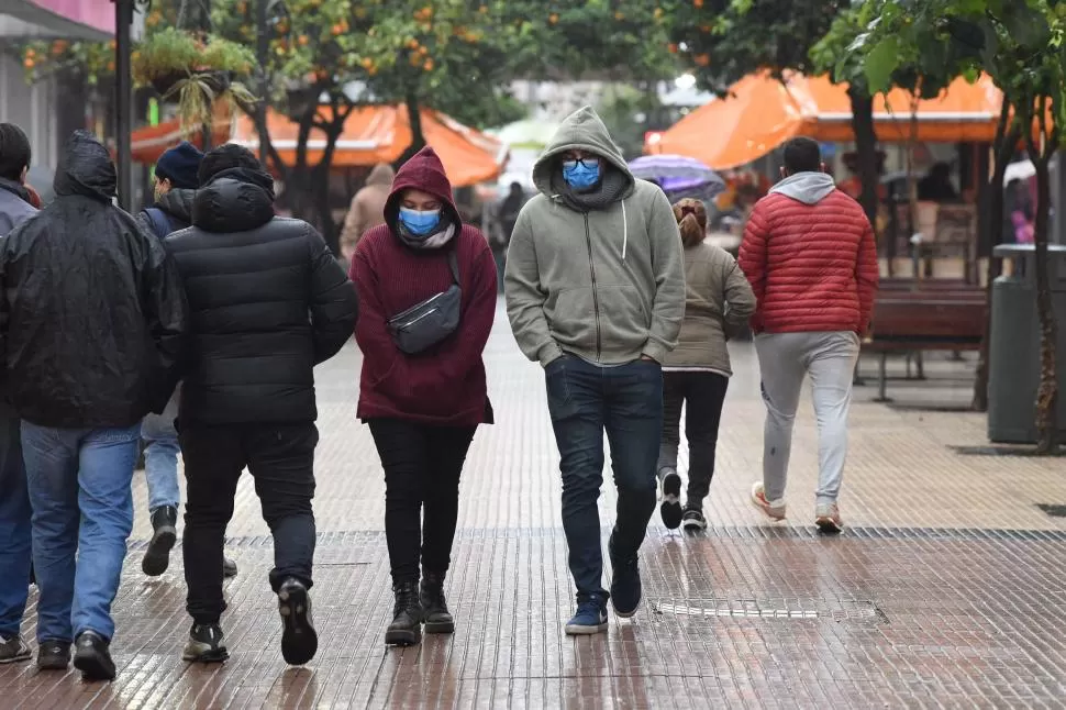 A PONERSE EL ABRIGO. Cuando parecía que se había ido, volvió el frío. LA GACETA / FOTO DE Analía Jaramillo