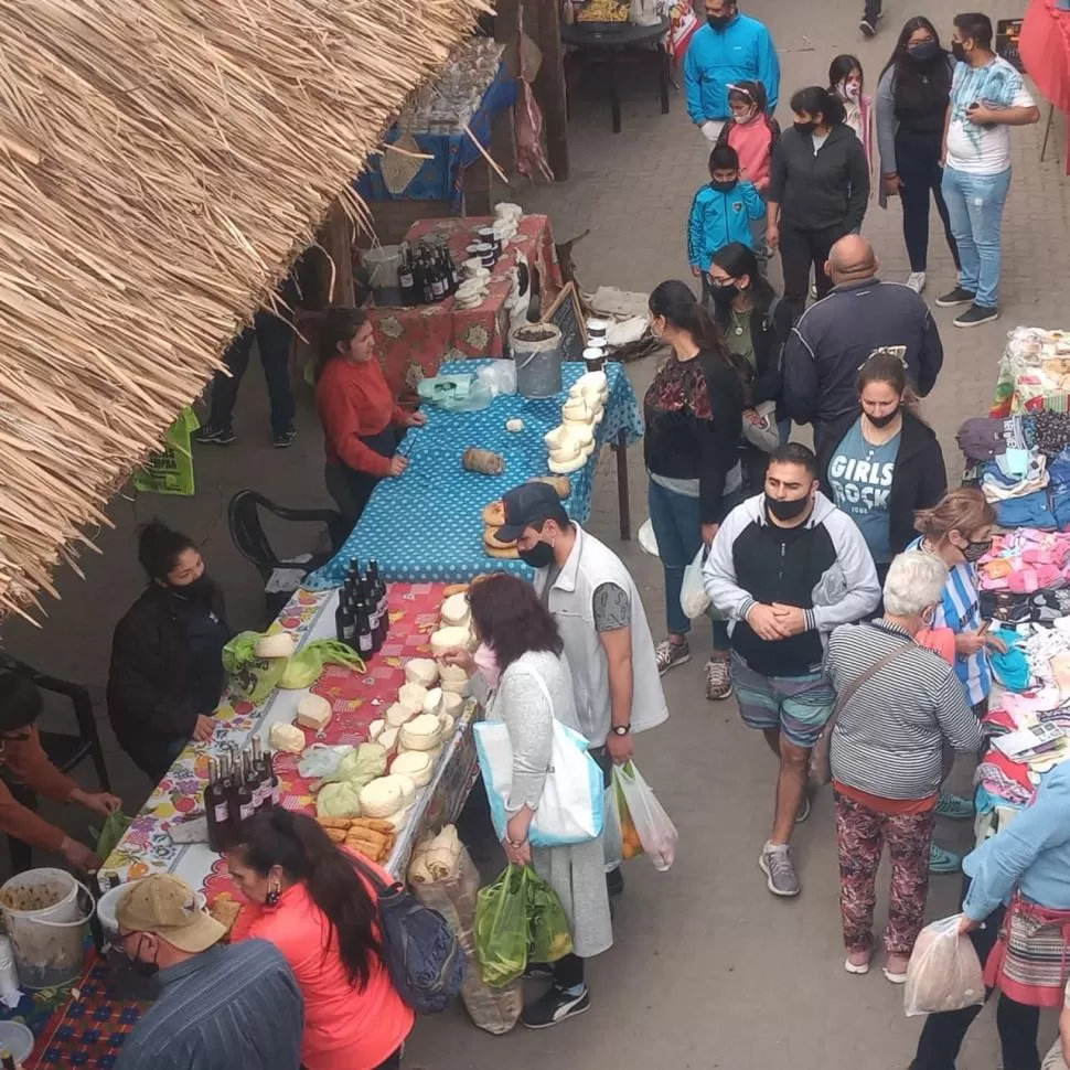 SITUACIÓN COMPLICADA. Gente amontonada, varias sin barbijo. Es lo que se vio en las últimas ferias. la gaceta / fotos de rodolfo casen - osvaldo ripoll 