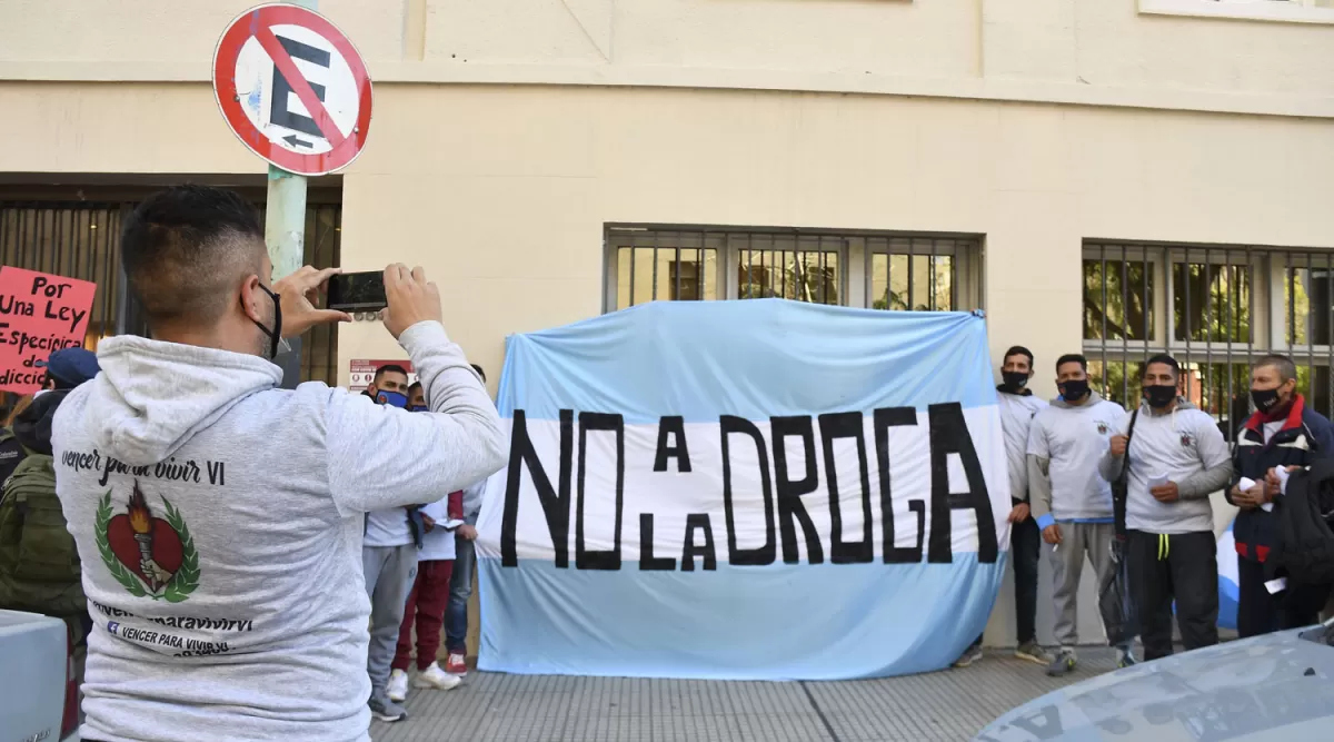 SITUACIÓN LÍMITE. Familiares de adictos se manifestaron contra las drogas.