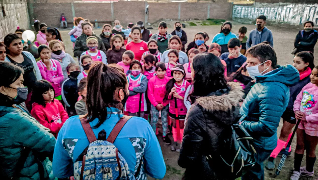 EN CAMPAÑA. El legislador Ricardo Bussi, precandidato a senador por Fuerza Republicana, criticó al oficialismo durante la visita a una escuela de hockey en el barrio San Ramón.