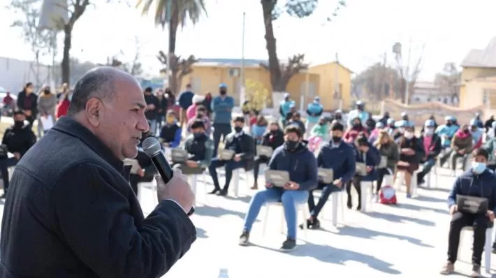 El gobernador Manzur entregó netbooks a los estudiantes de Monteagudo