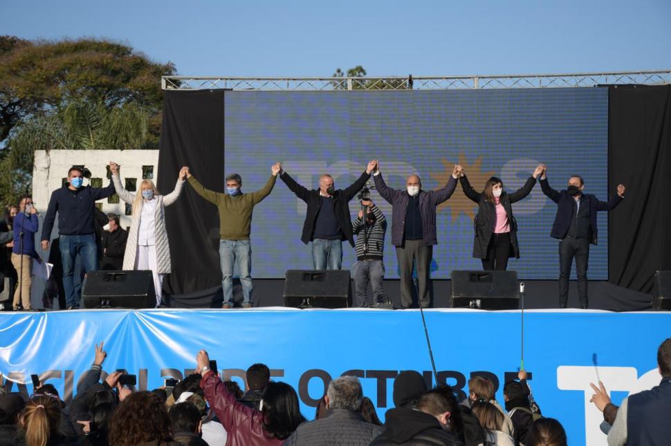 EN TAFÍ VIEJO. El miércoles, Manzur fue al club Mitre. Ayer recibió a los precandidatos en su residencia privada. 