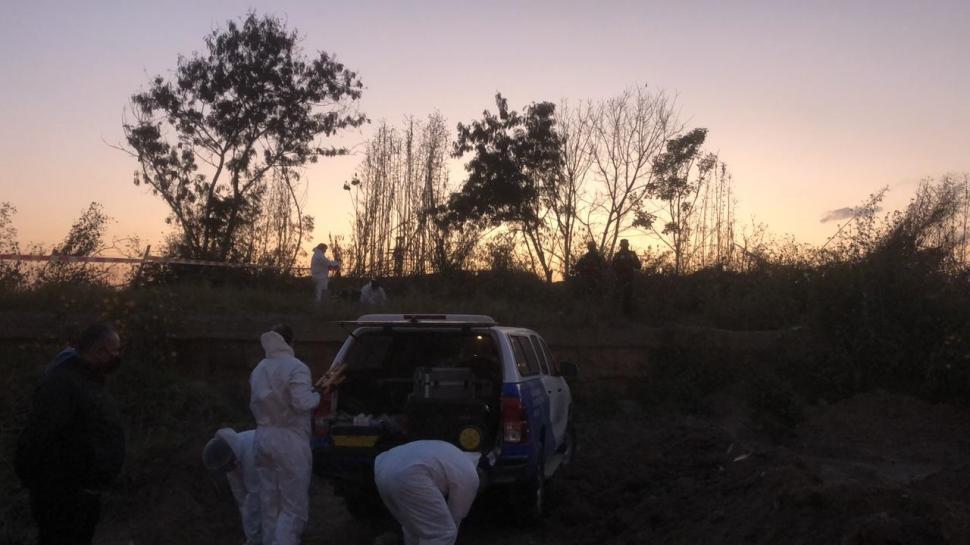 PREPARÁNDOSE. Los investigadores a punto de analizar la escena.