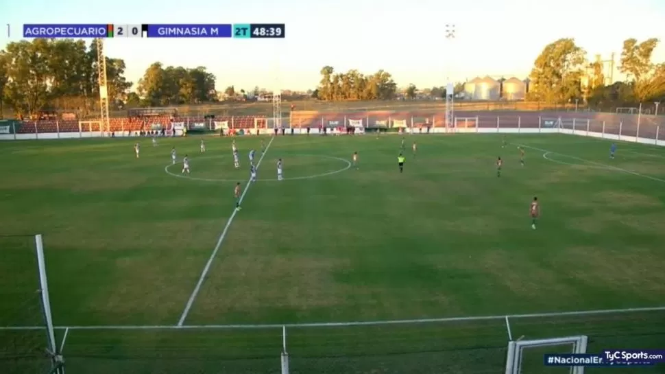 CONTUNDENTE. Durante los últimos minutos del juego con Agropecuario, los jugadores de Gimnasia se quedaron parados en el campo, en señal de protesta. .
