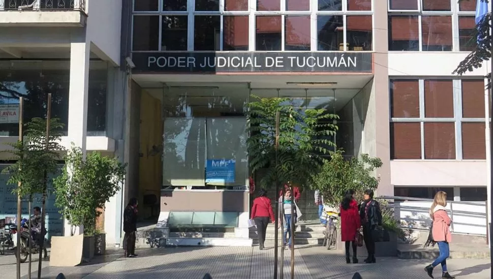 TAN SOLO UN EJEMPLO. Las personas con probations podrían realizar tareas de mantenimiento en la plaza Mitre, uno de los paseos más concurridos de la ciudad de Concepción. LA GACETA / FOTO DE Osvaldo Ripoll