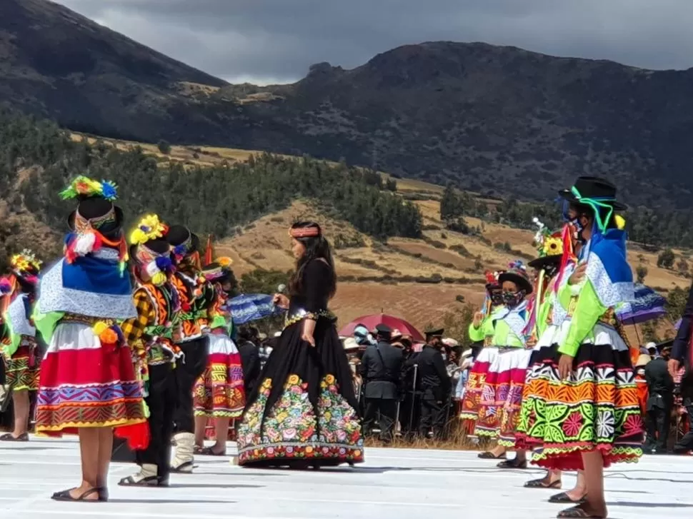 BICENTENARIO. Castillo juró de forma simbólica en la región andina de Ayacucho, escenario de la batalla que selló la independencia del país.  twitter @EliGAlcorta