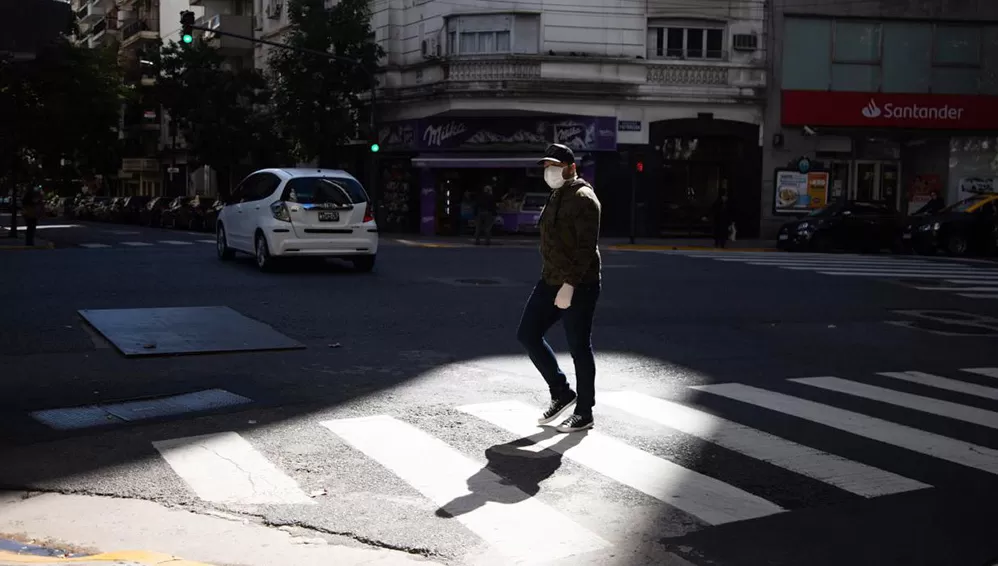 COMBINACIÓN. Nuevas cepas, relajamiento de medidas sanitarias y la baja de la inmunidad serían las causas del incremento de contagios en Buenos Aires.