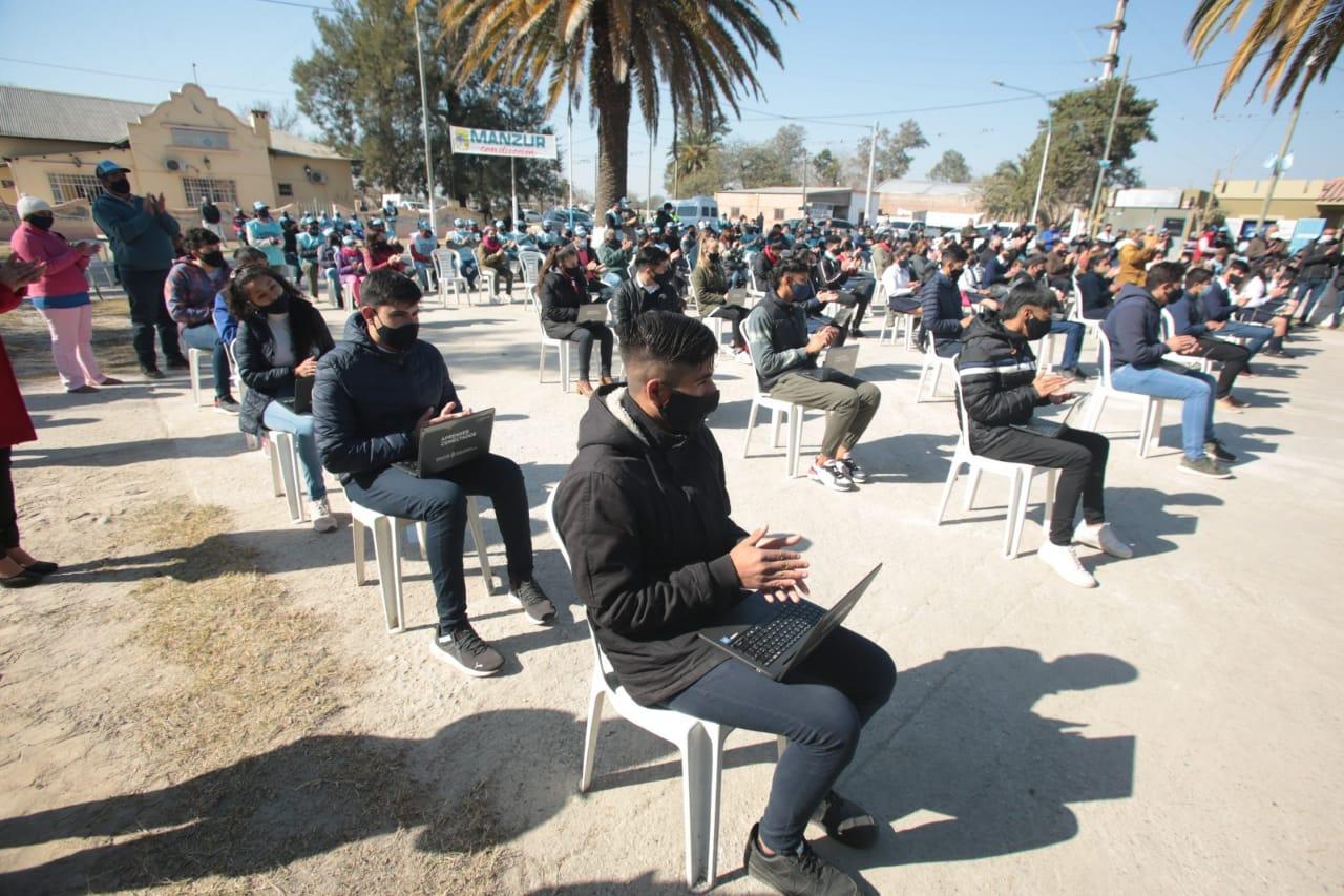 El gobernador Manzur entregó netbooks a los estudiantes de Monteagudo