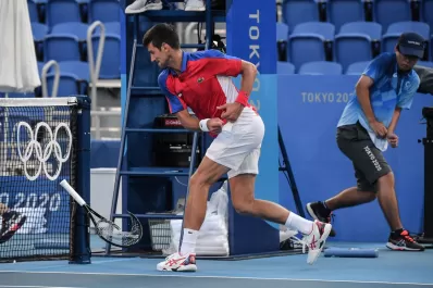 Novak Djokovic estalló de furia tras quedar eliminado en Tokio y rompió su raqueta