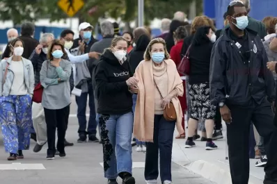 Alertan que las personas no vacunadas son “fábricas de variantes” de covid-19