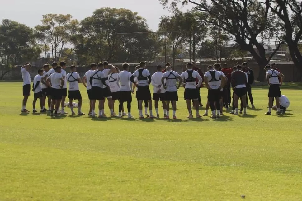 OBJETIVO. Tras la inesperada derrota en Mar del Plata contra Alvarado, De Muner habló con sus pupilos y los instó a dar vuelta la página y a tratar de recuperar la solidez defensiva de algunas fechas atrás. prensa casm 