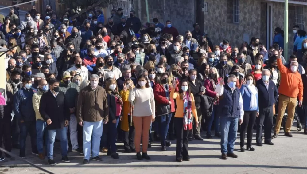 EN CAMPAÑA. El vicegobernador, Osvaldo Jaldo, reunió dirigentes y vecinos para la filmación de su spot de campaña.