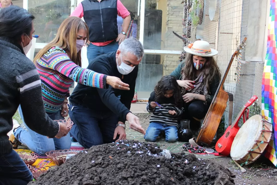 JOSÉ CANO y Sandra Manzone le rinden tributo a la Pachamama. 