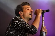 En una habitación común, Chano recibe el cariño de sus seguidores