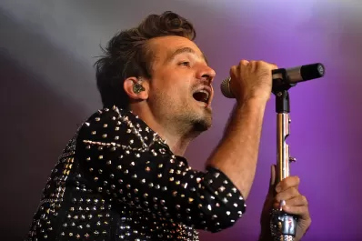 En una habitación común, Chano recibe el cariño de sus seguidores