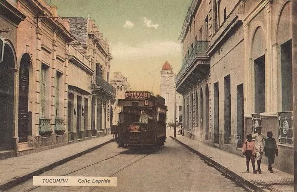 CONCIENCIA. Sólo cuando concluía el siglo XIX y despuntaba el siglo XX se entendió la necesidad de las veredas, y de la seguridad que para las casas y para las personas representaban. Recién para entonces el casco céntrico se enveredó definitivamente. 