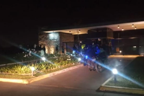 Yerba Buena: hicieron una “pijamada” con más de 70 personas en un country