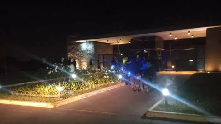 La policía tuvo que intervenir en una fiesta en un country con más de 70 personas.