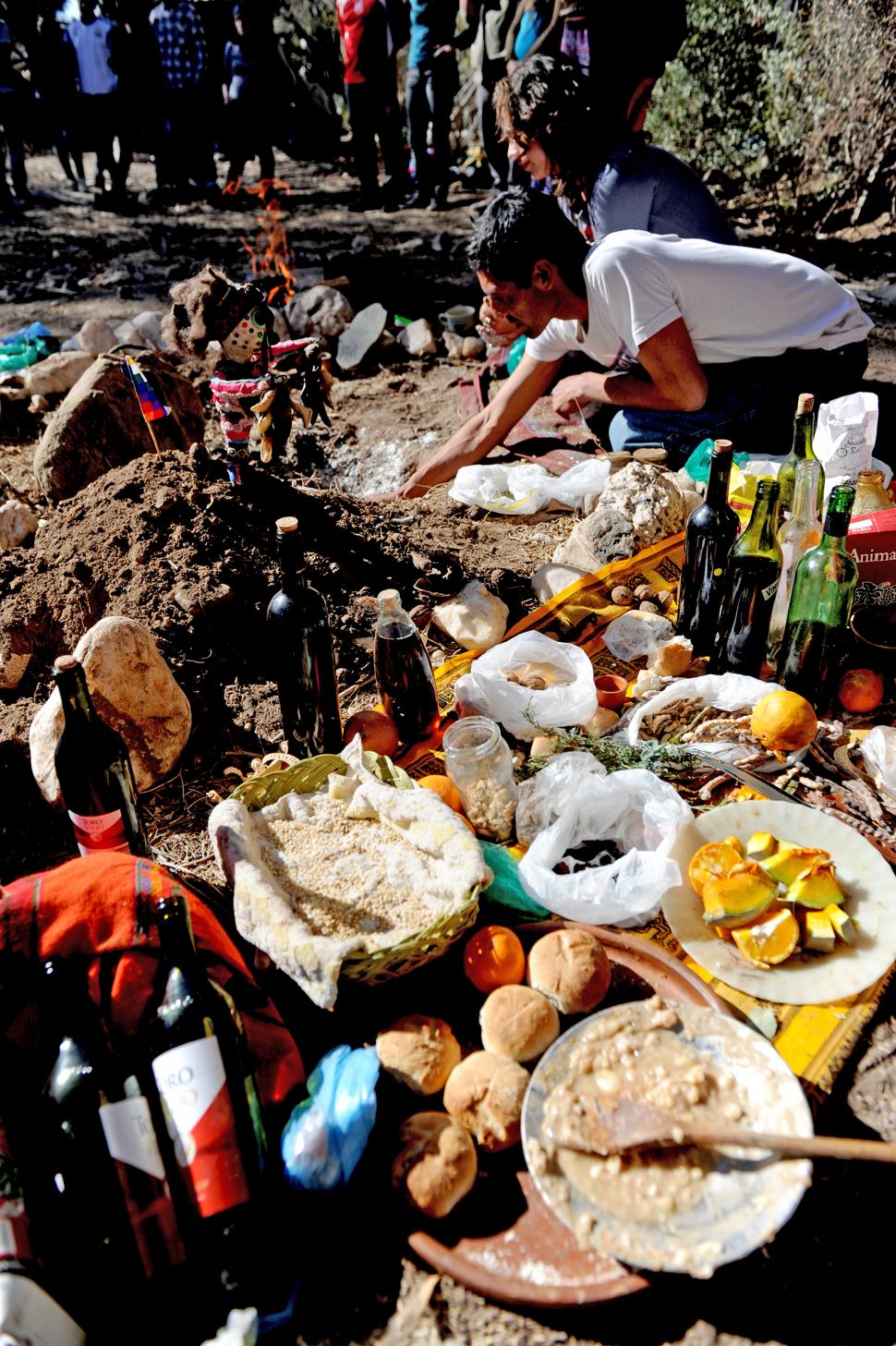 REGALOS. Comidas y bebidas son fundamentales en la celebración. 